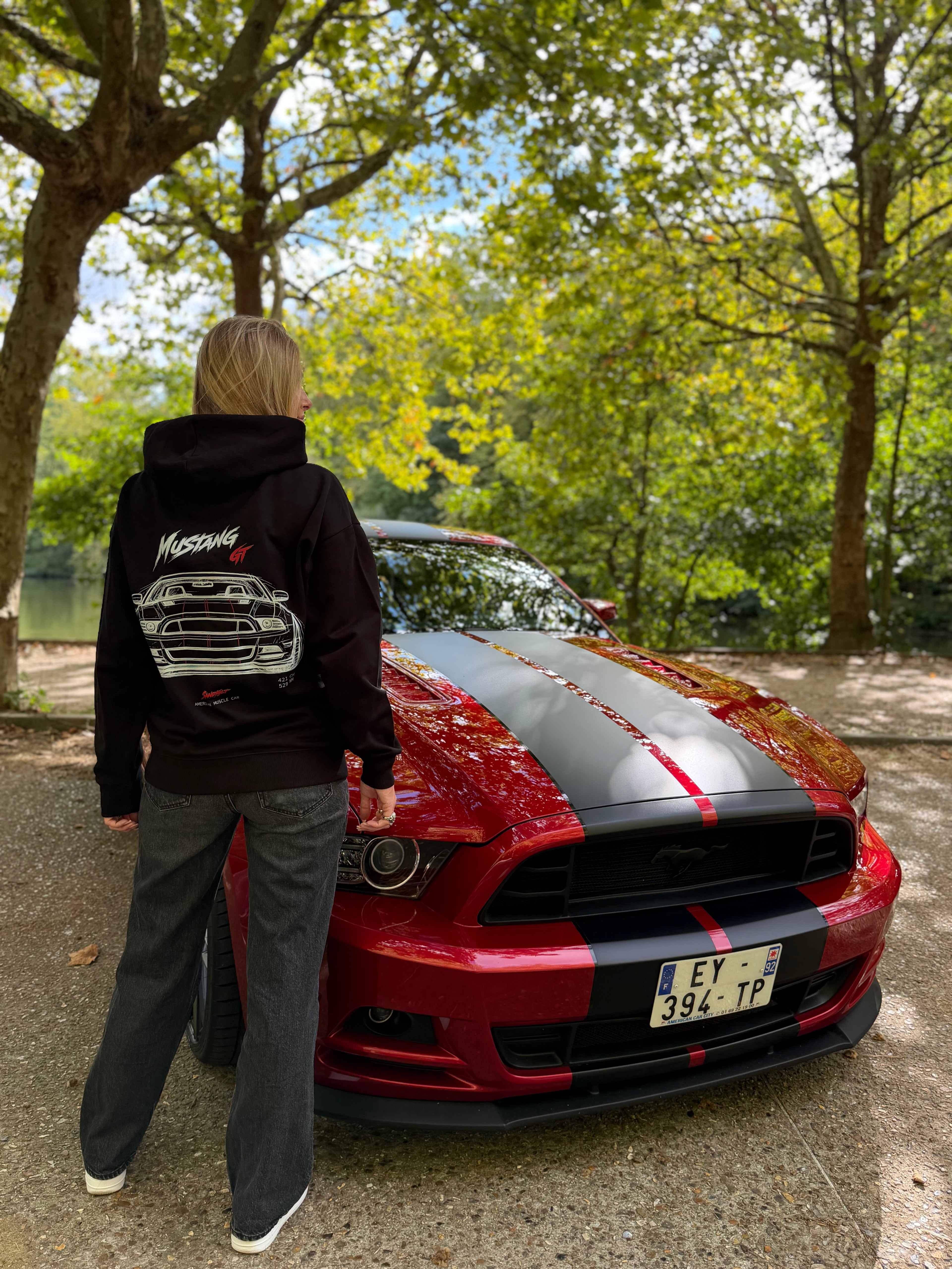 SWEAT A CAPUCHE MUSTANG NOIR