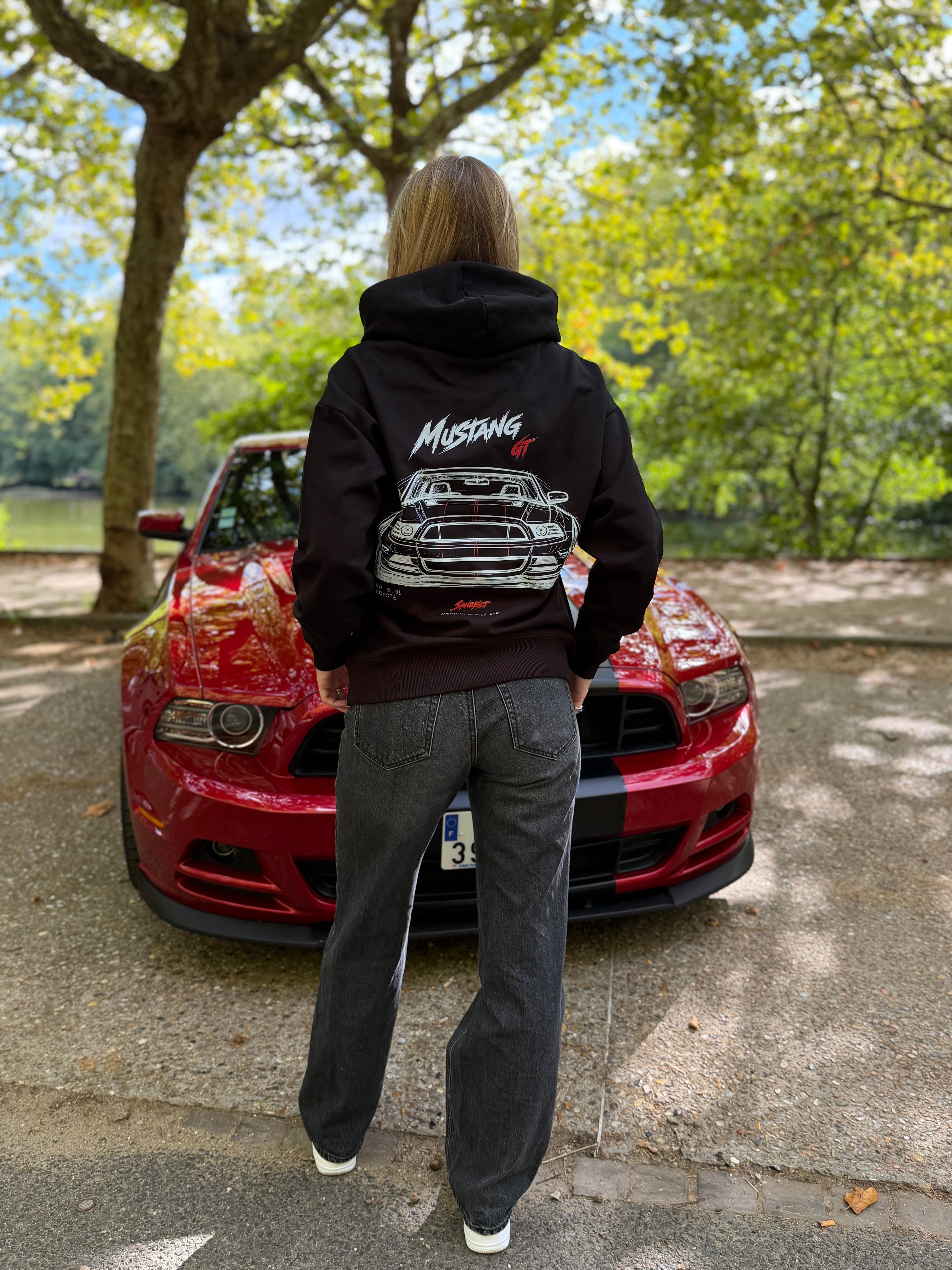 SWEAT A CAPUCHE MUSTANG NOIR