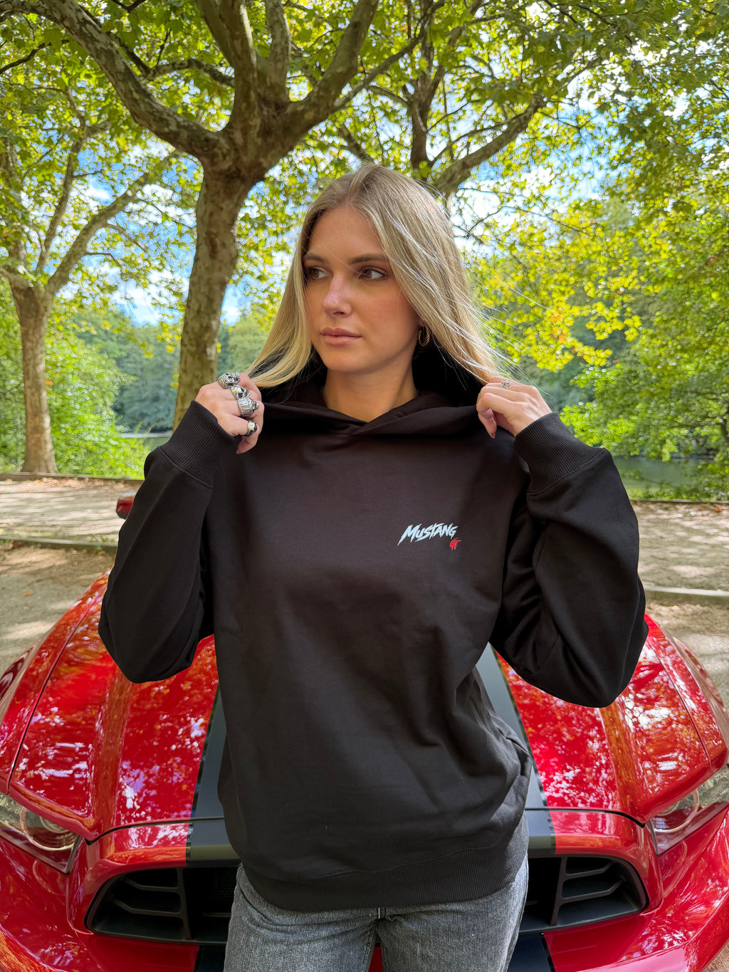 SWEAT A CAPUCHE MUSTANG NOIR