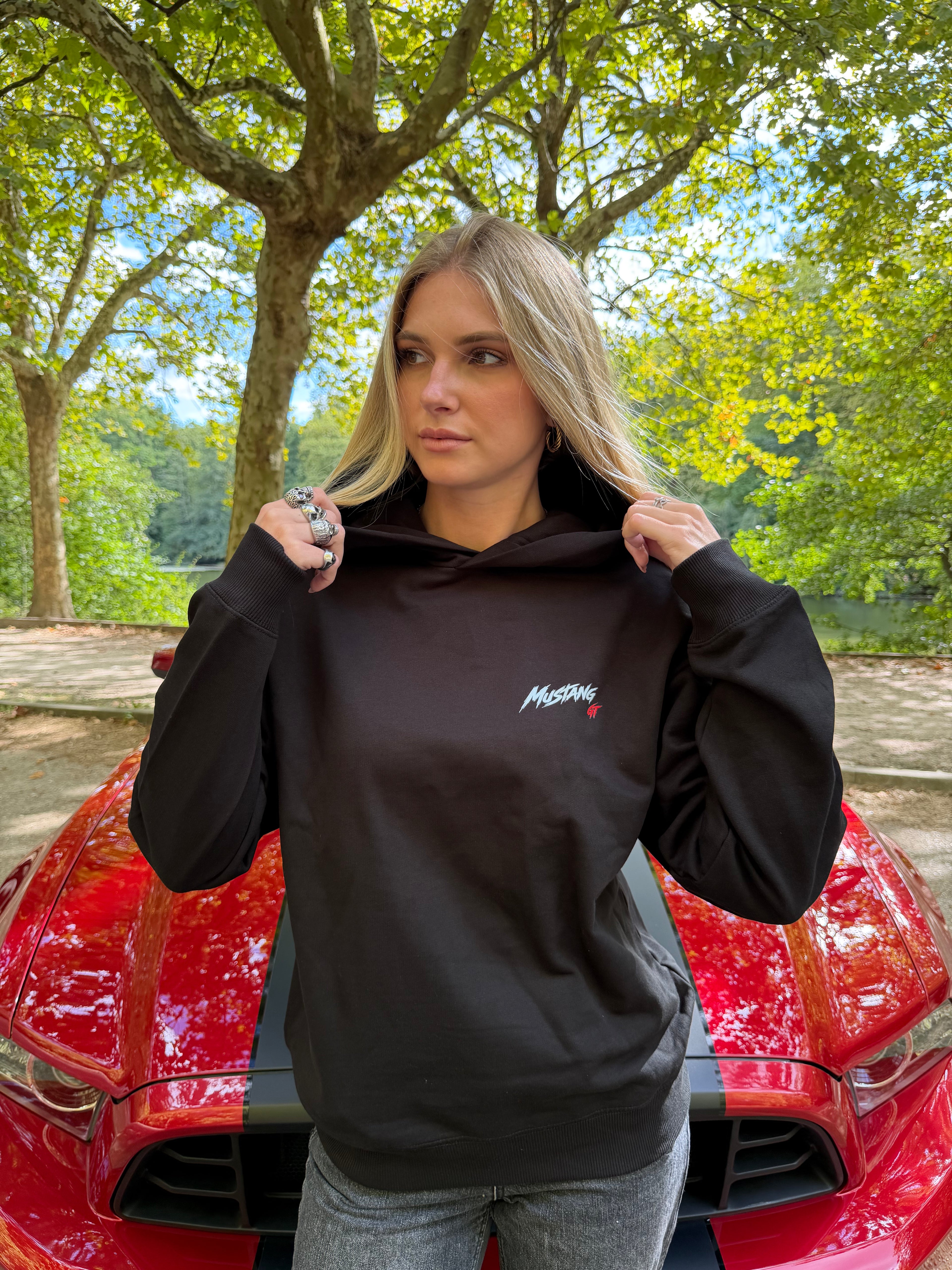 SWEAT A CAPUCHE MUSTANG NOIR